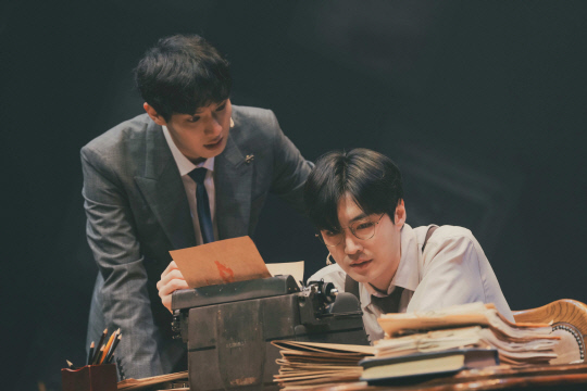 뮤지컬 '더 픽션' 공연 이미지 왼쪽부터 와이트 히스만役 임준혁, 그레이 헌트役 김준영. HJ컬쳐 제공